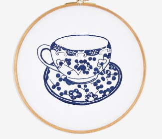 Elegante taza de té en punto de cruz